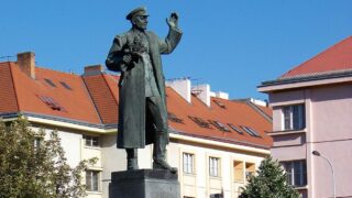 Praha 6 nechala odstranit Koněvův pomník, jeho vnučka se vzteká