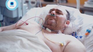 Taxikář zůstává v nemocnci kvůli pozitivnímu výsledku testu.