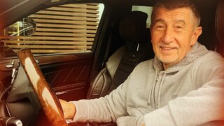 Andrej Babiš řídí luxusní vůz.