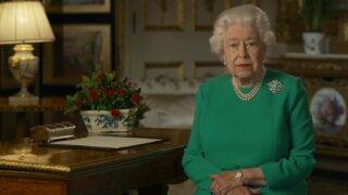 Královna soucítí s pozůstalými.