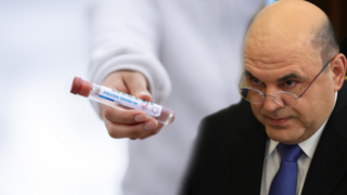 Ruský premiér se nakazil zákeřným virem.