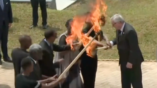 Bývalý šéf EK Juncker málem zapálil prezidentovu ženu (repro youtube)