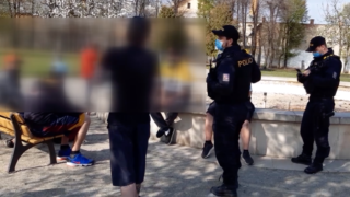 Jedenáctičlenná parta si udělala mejdan v zámecké zahradě ve Vyškově (Policie ČR)