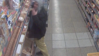 Muž ve Svitavách močil do pečiva, hrozí mu dva roky