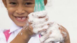 Koronavirus má už přes 300 dětí.