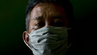 Koronaviru podlehlo téměř 200 tisíc lidí.