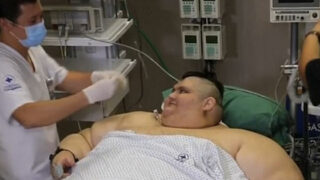 Mladíkovi desinfekce moc chutnala.