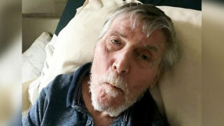 Muž téměř snědl svůj župan, aby přežil.