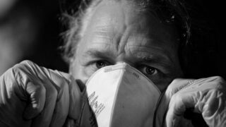 V Praze zemřel muž na koronavirus.