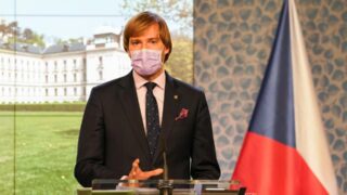 Ministr promluvil o tom, kdy lidé sundají roušky.