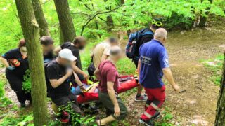 Záchranáři pomohli ženě středního věku.