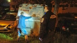 Strážníci zadrželi pachatele při činu.