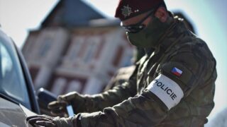 Policie bude na hranicíc namátkově kontrolovat platnost testů.