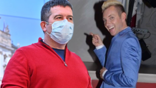 Janu Hamáčkovi červená podle stylisty typově nevadí..