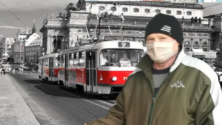 Senioři stále nosí roušky i venku.