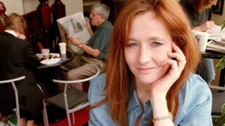 J. K. Rowlingová je oblíbená spisovatelka.