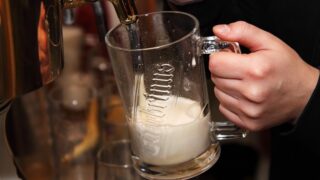 Mnoho lidí má obavy, že se může nakazit kvůli špatně umyté sklenici.