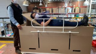 Nemocniční lůžko lze proměnit na rakev