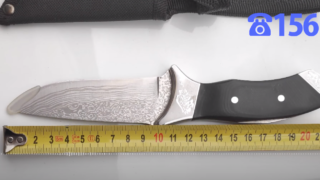 Muž neměl roušku, vytáhl kvůli tomu kudlu