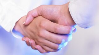 Přestanou si lidé podávat ruce?