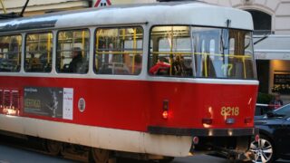 Tramvaj srazila v Praze chodce, skončil v nemocnici