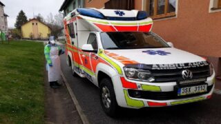 Speciální sanitka pro lidi s podezřením na koronavirus.