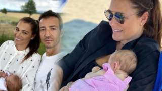 POhledná maminka vyvedla rodinku na pláž.