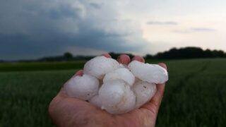 O víkendu hrozí silné bouřky.