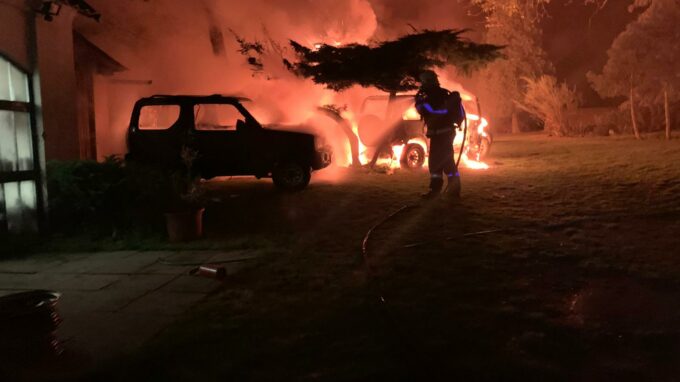 Hasiči museli vyjíždět k požáru vozů.