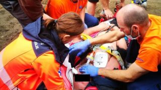 Záchranáři muži zachránili život.