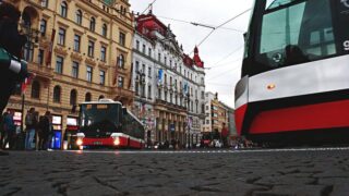 Lidé mají v rozvolnění opatření často zmatek. Třeba v tramvaji se roušky nosit nemusí, oproti tomu v metru ano.