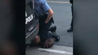 Floyd zemřel na udušení, které způsobil policista.