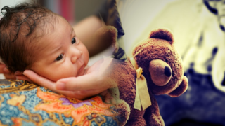 Jedenáctiletou dívku měl znásilnit její otčím.