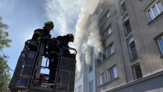 Hasiči zasahují u výbuchu bytu v Praze.