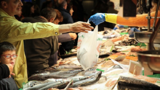 Na trzích se může stát, že ryba vlivem počasí přijde o svou čerstvost.