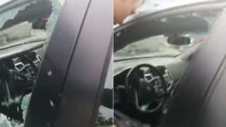 Policisté zachraňují kojence z uzamčeného vozu.