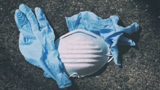 Počet nakažených v Česku je opět pod stovkou.