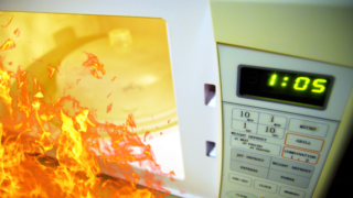 Mikrovlnka je sluha, ale může být i nebezpečný pán.