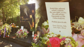 Hrob Karla Gotta na pražských Malvazinkách.