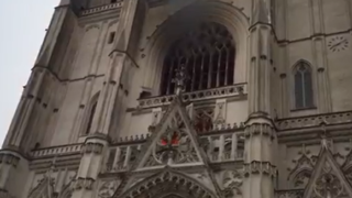 Ve francouzském Nantes vzplála katedrála