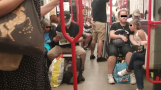 Někteří lidé roušky v pražském metru neřeší