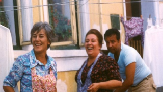 Božena Böhmová (vlevo) v seriálu Chalupáři.