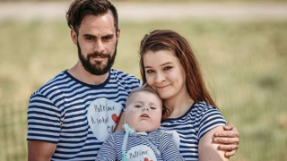 Naděje se na léčbu se rodičům i dítěti vzdálila...