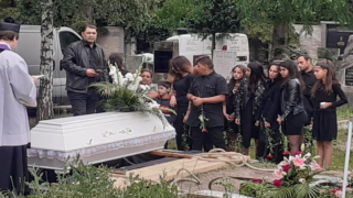 Rodina se loučí s mužem, který utýral tříleté dítě.