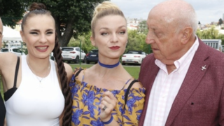 Felix zapomněl na svou přítelkyni a obdivoval jiný hrudník.