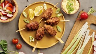 Grilované mleté maso s ředkvičkovým salátem