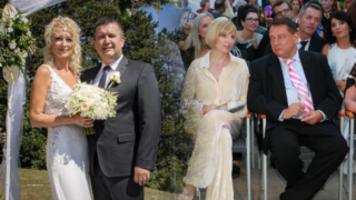 Jan Hamáček s manželkou. Jiří Paroubek a jeho zatím manželka Petra, se kterou se rozvádí.