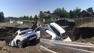 Dvě vozidla spadla do jámy.