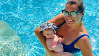 Alena si užívá bazenových radovánek s malou Vivienne.