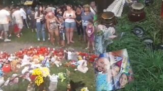 Na pietní místo přišly stovky lidí.